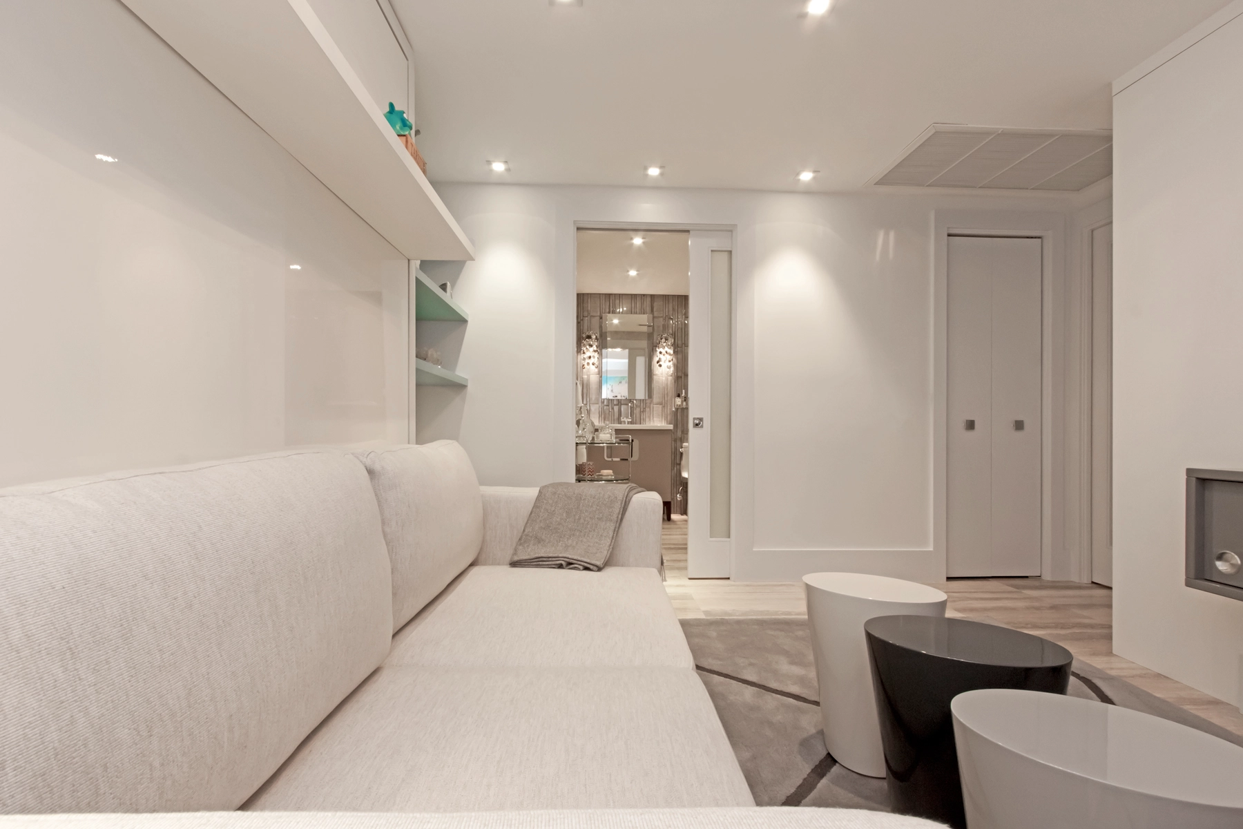 MODERN BAL HARBOR APARTMENT GUEST ROOM