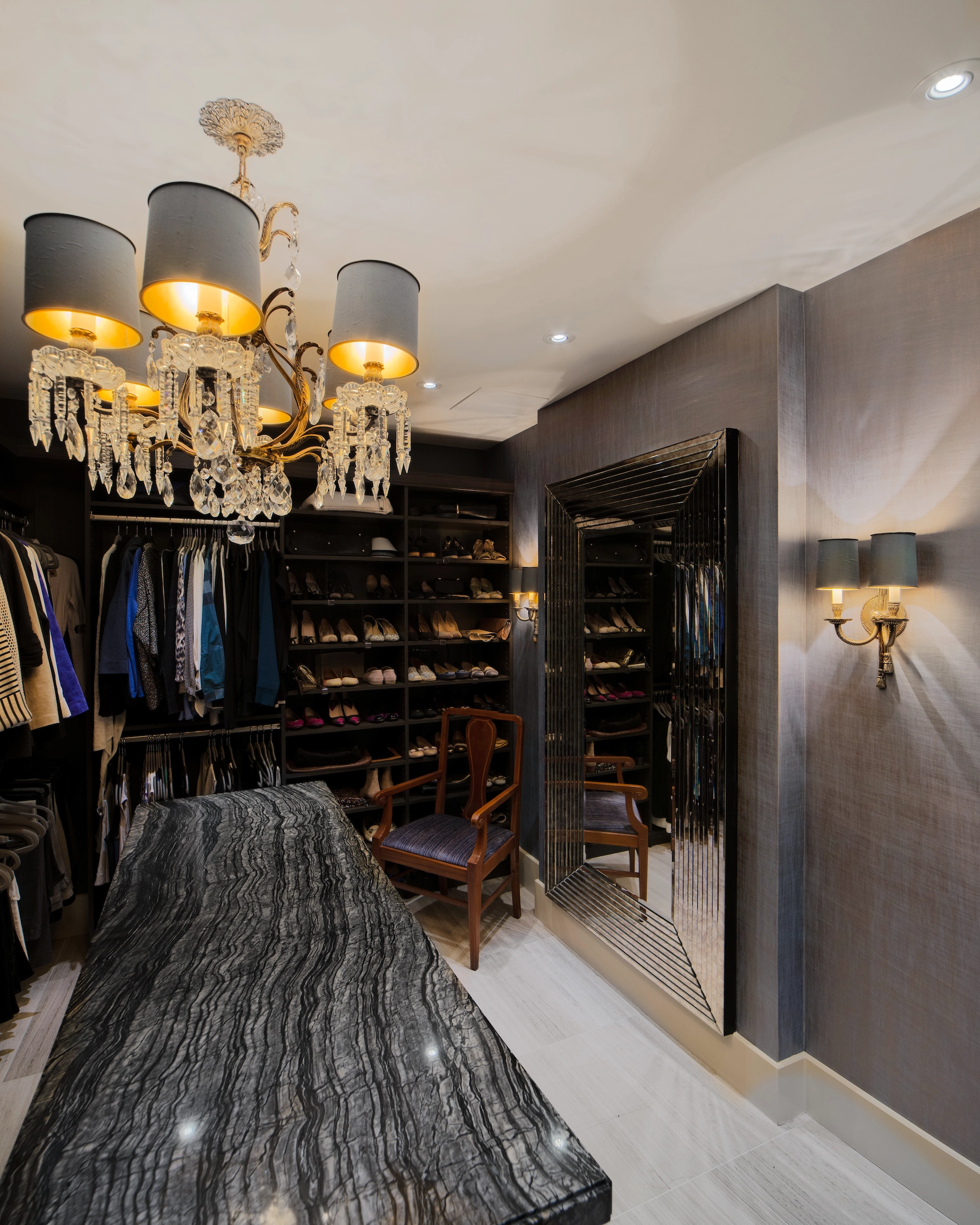 City Pied-á-Terre PRIME BEDROOM WALK IN CLOSET